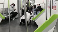 湖北武汉：女儿地铁上泼洒豆浆，妈妈一个举动被赞