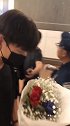 李现现身日本机场，遭粉丝狂送礼物，网友怒赞：太火了！