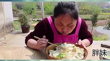 胖妹不愧是壮士，手捏饺子一口一个，渴了就喝水，一盆秒吞，豪迈