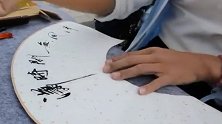 “还双十一的债”！语文老师汉服节上摆摊写字卖扇子 40元一把