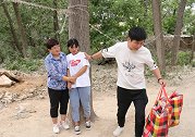 小伙外出打工，把外地媳妇托付给邻居，几个月后小伙回来感动了
