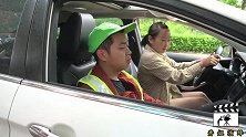 姑娘去学车，不想刚上车驾校教练就暗示她送礼，结局太逗了
