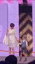 孙俪娘娘牵着小帅哥闪亮登场