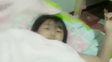 女儿赖床不起，爸爸表示看我的，这样叫起床是要笑死你老妈