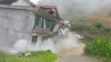 实拍湖北巴东山体滑坡：人刚刚撤离 几栋楼房轰然倒塌