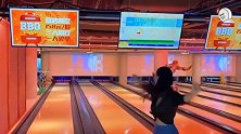 爆笑：难怪说保龄球好玩，原来是这球好看