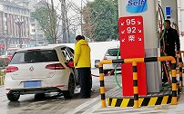 15万买的大众速腾被误加92号油，车主大怒：你们陪我一辆新车