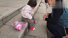一岁宝宝终于可以独自站立起来，奶奶开心地直呼孙女真棒