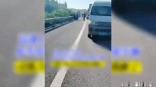 轿车停应急车道挡住救援车辆，司机嚣张反怼：有本事给我砸了！