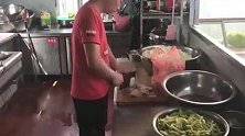 民工大锅饭：师傅做的什么饭这么香？到饭点工人们都没心思干活了