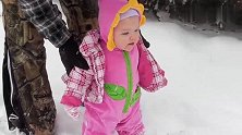 小宝宝在雪地里不停嘟囔，结果瞬间脸朝下摔倒，一抬头忍不住笑了