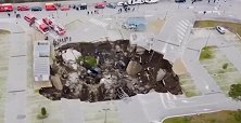 意大利一医院停车场突然塌陷 出现一2000平方米深坑