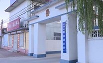 女快递员下跪引关注 当事人重申：针对的是假包裹，并非针对个人