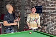 搞笑视频：打桌球不单靠技术，还要眼疾手快，加上各种转弯枪法