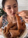 妹子开吃大肉皮，这吃法看着就让人流口水，太有食欲了