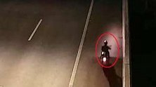 湖北十堰：骑电瓶车夜闯高速 男子“甩锅”：收费站没拦我