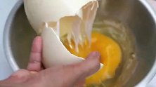 河南大厨煎鸵鸟蛋，网友：跟鸡蛋有什么区别吗