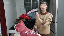 主人上演一场“杀鸡儆猴”训狗法，看看狗狗有什么反应