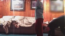 两姐妹想表演节目，结果姐姐臂力不够，把妹妹丢在了地上！