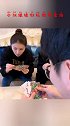 小伙跟媳妇玩牌耍套路没想到被她发现，看媳妇的眼神搞笑了