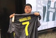 燃爆双十一！尤文球迷都灵开启嗨购模式 喜提c罗球衣乐开花