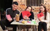 短剧；小麦结婚想收双份礼钱，没想到被二虎两口子识破，结局真逗
