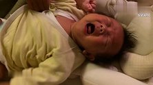 宝宝刚出生很乖，满月后突然就这样经常哭闹，快愁坏爸妈了