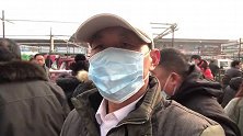 狗贩子用钳子卡住狗狗脖子，它痛得发出吼叫声