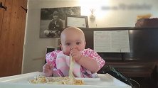 8个月的小宝宝就自行断奶了，吃面条如同开挂一样，吃相太可爱了