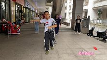 能飘起来的才叫鬼步舞，农村25岁小伙苦练滑步，脚底像抹油一样
