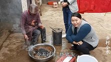 吃团圆菜过团圆年，松针铺地坐着吃，祝大家牛年“牛气冲天”