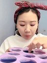 吃冰小姐姐，自制脱模的蓝色水晶球冰块，吃得好脆呀