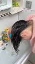 平时洗一次头掉一堆头发，用这个洗头不会掉头发，关键洗的还贼干净！千万别再用指甲洗头发了