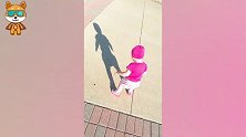 1岁娃走在街上发现自己的影子，下一秒宝宝的举动，爸妈都笑抽了