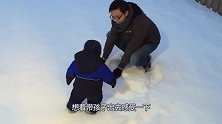 宝宝陷在膝盖高的雪地里，转过身子向爸妈打招呼，太可爱了！