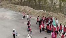 河北涿州：学生远足集体扶起侧翻三轮车 校方：会进行表扬