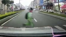 广东江门：小学生百米冲刺过马路，校门口斑马线上被撞飞