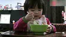 小宝宝自己动手吃饭，好乖巧不用妈妈喂，真棒！