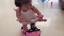 恬宝一个人玩滑板车，谁知到了镜子面前，沉浸在自己的美貌中了