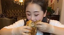 美味面前原形毕露，看漂亮小姐姐是怎么啃羊头的