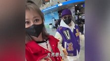 糗大了！陈浩民老婆机场坐行李箱滑动，不小心摔四脚朝天画面爆笑
