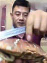 美味肥嫩的面包蟹用扳手砸开后让人食欲大增