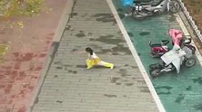 自古英雄出少年，小区楼下这一幕，网友反手就是一个赞！