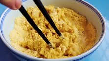 玉米面，开水一烫做成早餐饼，外酥里软，营养美味超好吃