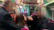 奇葩！24岁醉酒女子火车上侵害2男被捕 乘客拍下现场视频