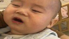 为了不吃药，一岁的宝宝竟然假睡，最后自己都忍不住笑了！