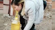 靠双手爬行的女人，花季少女，在网上，传火了