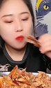 东北姑娘吃拌鸡架，撒上麻油简直要起飞了，惊呼这是最好吃的鸡架