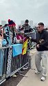 J罗加盟明尼苏达联 赛前为球迷签名