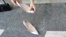 小姐姐穿上性感亮银色高跟鞋，走在路上怎么看怎么美！